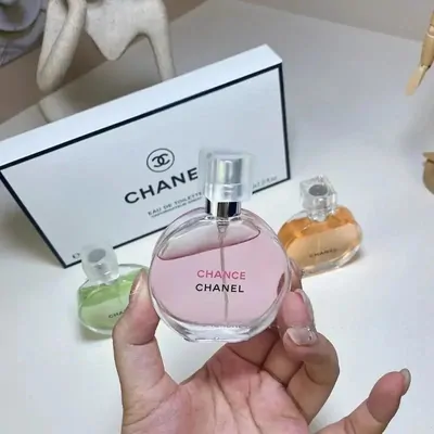 Perfume listing photograph
